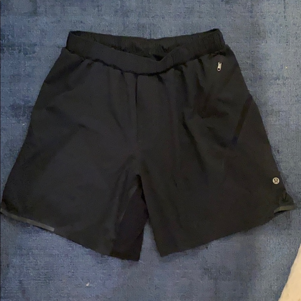 Men’s Lululemon short. LINED.